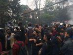 demo-mahasiswa-di-halaman-kantor-DPRD-Jabar-2382024-2.jpg