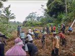 evakuasi-material-tanah-longsor-gais.jpg