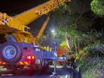 evakuasi-truk-tronton-dan-mobil-minibus-2272025-malam-1.jpg