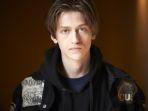 foto-Percy-Hynes-White-pemeran-Xavier-Thorpe-dalam-serial-Wednesday-di-Netflix.jpg