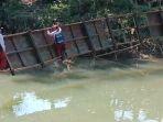 jembatan-rusak-di-sukabumi-pelajar-bergelantungan-1.jpg