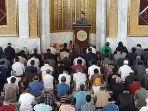 khutbah-jumat-di-masjid-agung-trans-studio-bandung-3.jpg