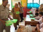makan-siang-gratis-ke-anak-anak-sekolah-dasar-di-Kota-Banjar-Senin-21102024.jpg