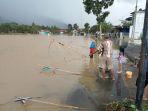menjala-ikan-di-lokasi-banjir.jpg