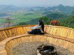 momen-pengunjung-menikmati-panorama-dari-ketinggian-Langit-Gantole-Bandung-Barat.jpg