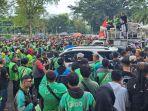 ojol-unjuk-rasa-di-depan-gedung-sate-2.jpg