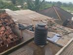 rumah-rusak-di-cianjur-oleh-angin-kencang-1.jpg