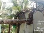 rumah-tertimpa-pohon-kelapa-di-pangandaran-23102025-1.jpg