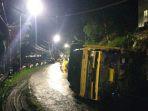 truk-terguling-dan-tabrak-mobil-motor-karena-tak-kuat-menanjak-di-Tanjakan-Bohong-1.jpg