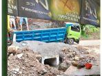 truk-terperosok-gais-huh.jpg