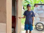 warga-Yadi-menunjukkan-toilet-mesjid-di-Kota-Banjar-dua-laki-mesum-1.jpg