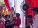 warga-dan-wabup-garut-debat-2.jpg