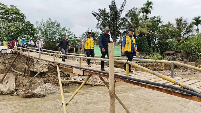 Dirjen Bina Marga Kementerian PU, Ir Roy Rizali, didampingi Bupati Gayo Lues, Suhaidi, beserta rombongan meninjau Jembatan Ai Bubuh, Dabun Gelang, Gayo Lues, Minggu (28/12/2025).