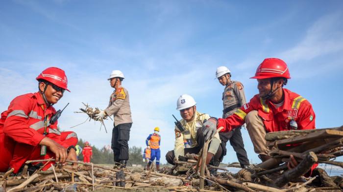BERSIHKAN PANTA DI AREA PABRIK