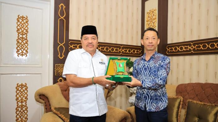 JALIN KERJA SAMA - General Manager PT MPG, Mr. Liu Pengju, bersilaturahmi dengan Bupati Nagan Raya, Teuku Raja Keumangan, di Meuligoe Bupati, Suka Makmue, Jumat (1/8/2025), untuk mempererat kerja sama dan membahas kontribusi PLTU 3–4 bagi pasokan listrik dan tenaga kerja lokal.