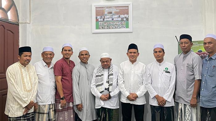 Wakil Gubernur Aceh, Fadhlullah melakukan silaturrahmi dengan Tgk H Muhammad Ali Bin Tgk H Abdul Muthaleb (Abu Paya Pasi) Imam Besar Masjid Raya Baiturrahman, di Masjid Al - Falah Namploh, Samalanga, Bireuen, Jum'at (1/5/2026).