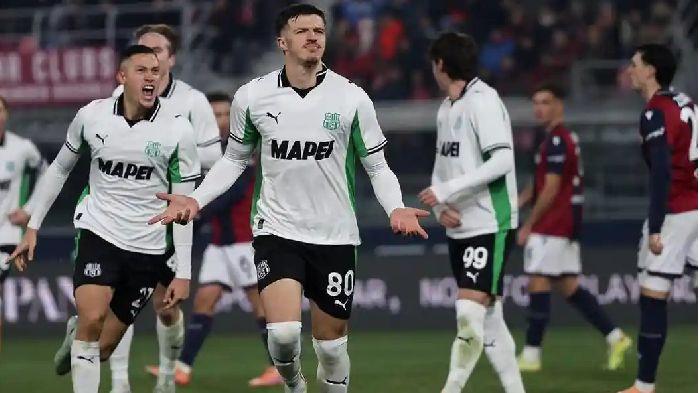MERAYAKAN GOL - Duet bek Sassuolo, Jay Idzes (kiri) dan Tarik Muharemovic (kanan) merayakan gol bersama saat melawan Bolognya pada pekan ke-17 Liga Italia, Senin (29/12/2025) dini hari WIB. Sassuolo berhasil imbang di markas Bologna 1-1. Pertandingan giornata ke-19 Liga Italia akan mempertemukan Sassuolo dengan Juventus pada Rabu (7/1/2026) dini hari pukul 02.45 WIB di Stadion Mapei.