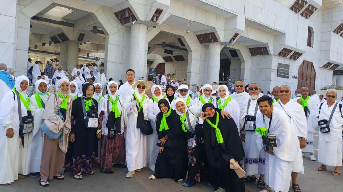 FOTO BERSAMA - Jamaah Kelompok Bimbingan Ibadah Haji dan Umrah (KBIHU) Raudhatul Qur’an, Tungkop, Kecamatan Darussalam, Aceh Besar, pimpinan Dr Tgk H Sulfanwandi Hasan MA foto bersama di Padang Arafah, Mekkah, Arab Saudi, saat musim haji 2025. (ISTIMEWA)