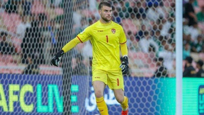 LAMAN RESMI AFC

Maarten Paes saat melakoni debut di laga Arab Saudi vs Timnas Indonesia di King Abdullah Sports City Stadium, Jumat (6/9/2024) dini hari WIB. Maarten Paes tepis penalti membantu Timnas Indonesia menahan imbang tuan rumah dengan skor 1-1. 