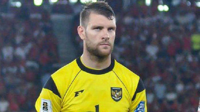 MAARTEN PAES - Kiper Timnas Indonesia Maarten Paes saat tampil di hadapan ribuan suporter menghadapi Bahrain pada pertandingan lanjutan ronde ketiga Kualifikasi Piala Dunia 2026 Zona Asia, Selasa (25/3/2025) di Stadion Utama Gelora Bung Karno, Senayan Jakarta. Kiper Timnas Indonesia, Maarten Paes, dikabarkan akan berganti klub pada bursa transfer musim dingin 2025–2026. Ia disebut-sebut siap kembali ke Belanda untuk memperkuat raksasa Eredivisie, Ajax Amsterdam.(KOMPAS.com/ADIL NURSALAM)