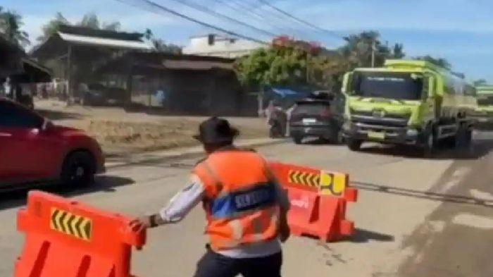 Lima truk tangki pengangkut Crude Palm Oil (CPO) menerobos barikade di Bireuen
