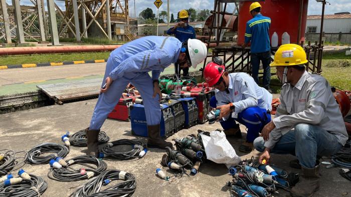 MELAKUKAN INSPEKSI PERALATAN VENDOR