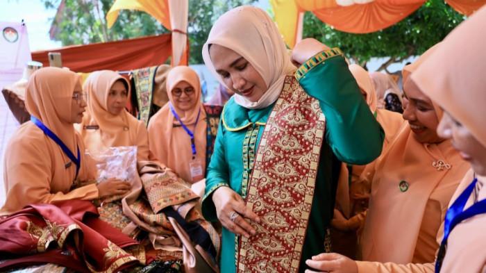Marlina Muzakir kenakan kain songket Aceh