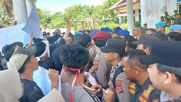 UNJUK RASA - Massa terlibat saling dorong dengan aparat yang berjaga saat mendesak pemakzulan Bupati Aceh Singkil ketika melakukan unjuk rasa di kantor DPRK Aceh Singkil, Senin (9/2/2026). (Serambinews.com/Dede Rosadi)
