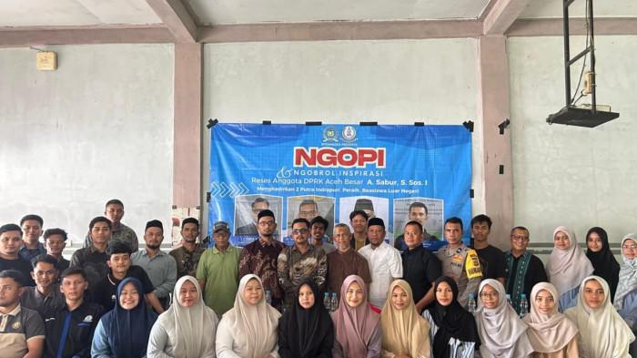 NGOBROL INSPIRASI - Anggota DPRK Aceh Besar A Sabur dan sejumlah tokoh sekaligus pemateri di acara   Ngobrol Inspirasi (NGOPI)  bertajuk mengupas 'Jurus Menembus Seleksi Beasiswa'  berfoto bersama Muspika Indrapuri serta pelajar dan mahasiswa Indrapuri yang hadir di acara tersebut, Minggu (10/8/2025). (FOR PROHABA)