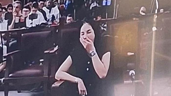 Nikita Mirzani terlihat mengantuk