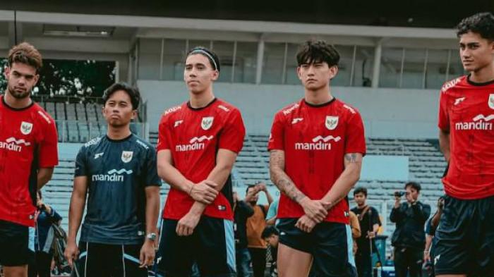 PEMUSATAN LATIHAN - Pemain Timnas U22 Indonesia, Luke Xavier Keet (dua dari kanan) saat mengikuti pemusatan latihan Timnas U22 Indonesia jelang melawan Mali, pada Selasa (11/11/2025) di Stadion Madya, Senayan, Jakarta. Timnas U22 Indonesia Hadapi Mali, Indra Sjafri: Uji Coba Krusial Jelang SEA Games 2025
