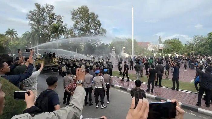 BUBARKAN MASSA – Petugas kepolisian membubarkan massa aksi di Kantor Gubernur Aceh secara paksa, Senin (4/5/2026) petang. Massa berunjuk rasa menolak
pemberlakuan Pergub Aceh tentang JKA.(Serambinews.com/Rianza Alfandi)