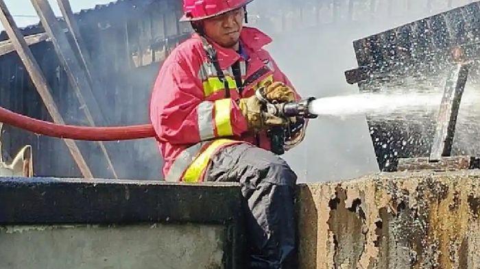 Petugas saat memadamkan api membakar rumah warga di Gampong Neusu Jaya