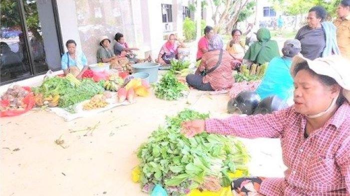 Emak-emak Berjualan Depan Kantor Wali Kota Sorong, Pedagang Protes Keberadaan Pasar Boswesen