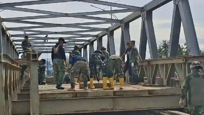 JEMBATAN KUTABLANG - Puluhan personel TNI dari Zipur 16 Indrapuri, Zidam Kodam Iskandar Muda dan lainnya, Rabu (17/12/2025) terlihat berjibaku menyelesaikan berbagai pekerjaan di jembatan Kutablang, Kabupaten Bireuen. Jika tidak ada kendala, jembatan darurat tersebut diperkirakan sudah bisa dilintasi kendaraan pada Rabu (24/12/2025).
