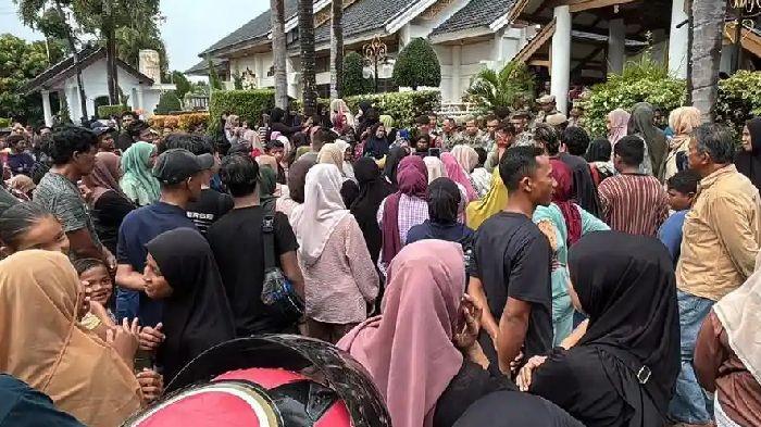 TAGIH UANG MEUGANG – Ratusan warga mendatangi Pendopo Gubernur Aceh untuk menagih bantuan uang meugang jelang masuknya bulan Ramadhan, Rabu (18/2/2026). (Serambinews.com/Rianza Alfandi)