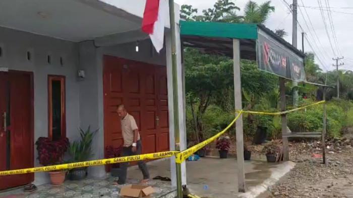 RUMAH KORBAN - Rumah pasangan suami istri yang jadi korban penganiayaan sales di Dusun 4 Lae Ijuk, Desa Gunung Lagan, Kecamatan Gunung Meriah, Minggu (10/8/2025).