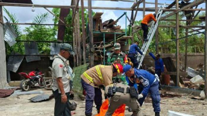 LEDAKAN TABUNG OKSIGEN - Sebuah ledakan tabung oksigen terjadi di sebuah gudang di Dusun 3 Lorong Kiblat, Desa Gampa, Kecamatan Johan Pahlawan, Kabupaten Aceh Barat, Rabu (5/11/2025). Tampak petuga berada di lokasi untuk olah TKP dan identifikasi korban. 