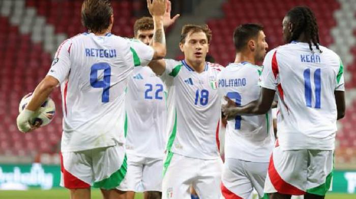 RAYAKAN GOL - Selebrasi para pemain timnas Italia setelah mencetak gol ke gawang Israel pada pertandingan lanjutan Kualifikasi Piala Dunia 2026 zona Eropa berlangsung di Stadion Nagyerdei, Hungaria, Selasa (9/9/2025) dini hari WIB. Italia menang 5-4. Italia Menang Dramatis atas Moldova, Kans Lolos Langsung ke Piala Dunia 2026 Masih Tipis