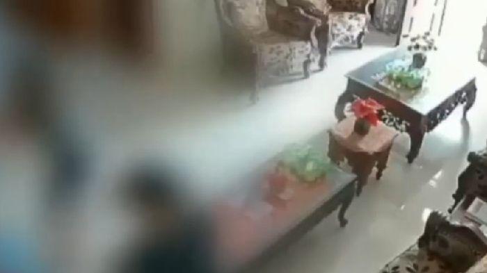 KASUS PERAMPOKAN - Seorang nenek bernama Dumaris (60) yang ditemukan meninggal dunia di rumahnya di Jalan Kurnia, Kecamatan Rumbai, Kota Pekanbaru, Rabu (29/4/2026) siang. Dugaan sementara, korban menjadi sasaran perampokan yang disertai kekerasan. Salah satu pelaku diduga adalah eks menantu. Aparat kepolisian kini tengah bekerja keras mengusut kasus ini. (Tangkapan layar kanal YouTube Kompas TV)