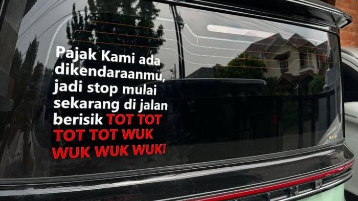 STIKER SINDIRAN - Stiker gerakan 'Stop Tot Tot Wuk Wuk' di kendaraan warga yang menyindir pejabat pengguna strobo dan sirene di jalan raya. (X/@SelebtwitMobil)