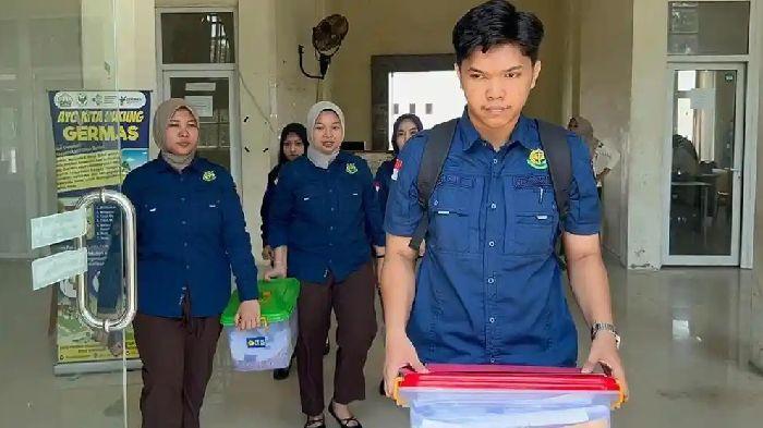 AMANKAN DOKUMEN - Tim Jaksa Penyidik Tindak Pidana Khusus Kejaksaan Negeri Bireuen, Selasa (28/4/2026) melakukan penggeledahan pada Kantor Satpol PP dan WH Kabupaten Bireuen di kawasan Blang Bladeh, Bireuen. Penyidik mengamankan sejumlah dokumen yang diduga berkaitan dengan perkara yang sedang diselidiki. (Serambinews.com/HO)