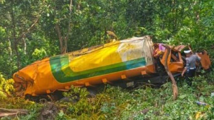 Truk tangki pengangkut minyak CPO jatuh ke jurang di Gunung Paro