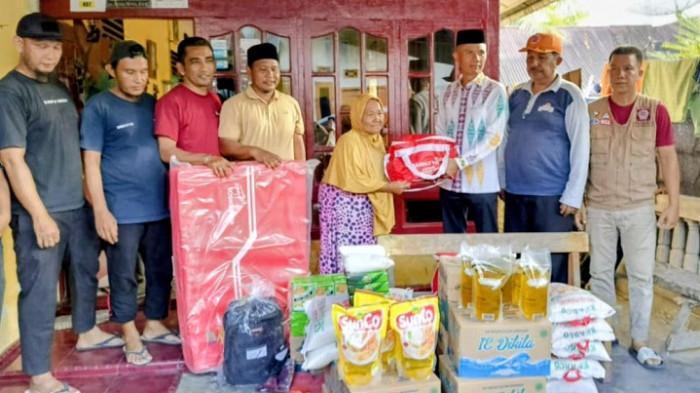 Wabup Abdya, Zaman Akli menyerahkan bantuan masa panik korban kebakaran
