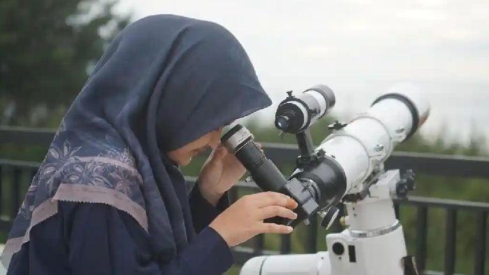 ÀMATI HILAL - Warga mengamati hilal melalui teleskop di Gedung Observatorium Tgk Chik Kuta Karang, Lhoknga, Aceh Besar, pada Selasa (17/2/2026) sore. Karena hilal tak terlihat, 1 Ramadhan 1447 Hijriah dipastikan jatuh pada Kamis (19/2/2026) besok. (Serambinews/Hendri)