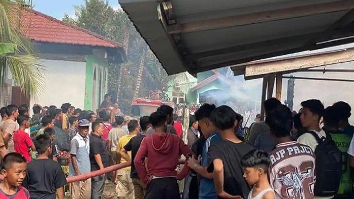 Warga padati lokasi kebakaran lima unit rumah di Aceh Singkil