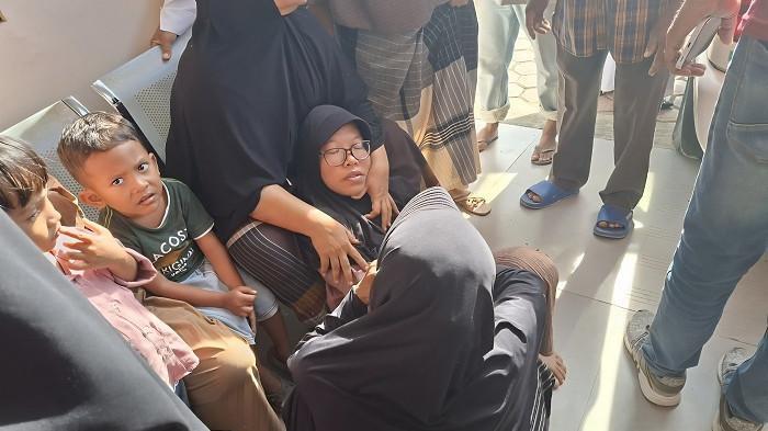 Zuraida didampingi keluarga lainnya di Puskesmas Peudada, Bireuen