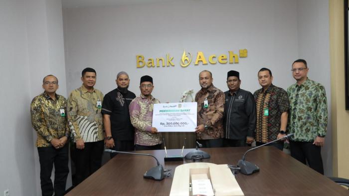 Dirut Bank Aceh Fadhil Ilyas bersama. pimpinan divisi menyerahkan secara simbolis zakat karyawan ke Baitul Mal Banda Aceh yang diterima oleh Ketua M Yusuf Al Qhardawy.
