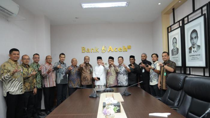 Manajemen Bank Aceh foto bersama dengan pengurus Baitul Mal Aceh dan Baitul Mal Kota Banda Aceh usai seremoni penyerahan zakat karyawan ke Baitul Mal.