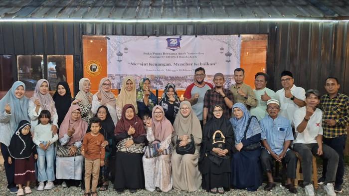 Alumni 97 SMUN 4 Banda Aceh berfoto bersama para guru purnabakti di sela-sela acara buka puasa di Rouz Cafe, Rukoh, Syiah Kuala, Banda Aceh, Minggu (15/3/2026).